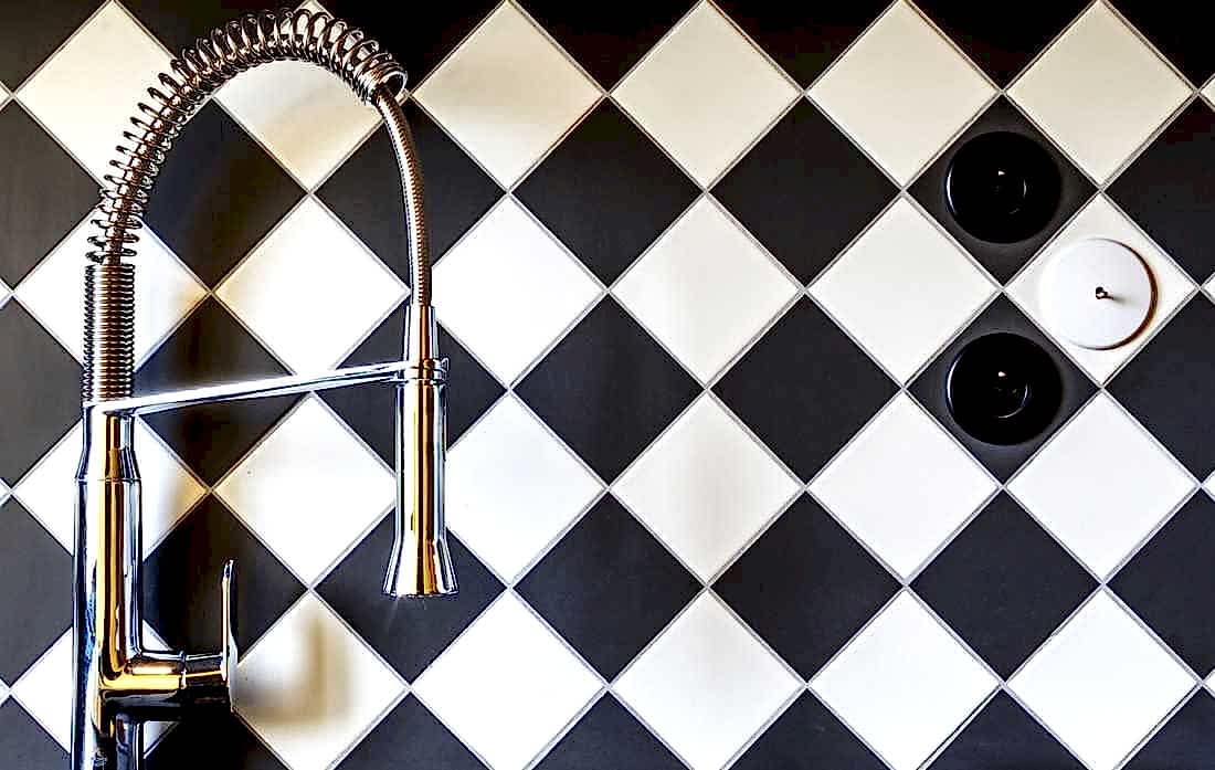 Crédence moderne de carreau en damier avec un mitigeur Duravit