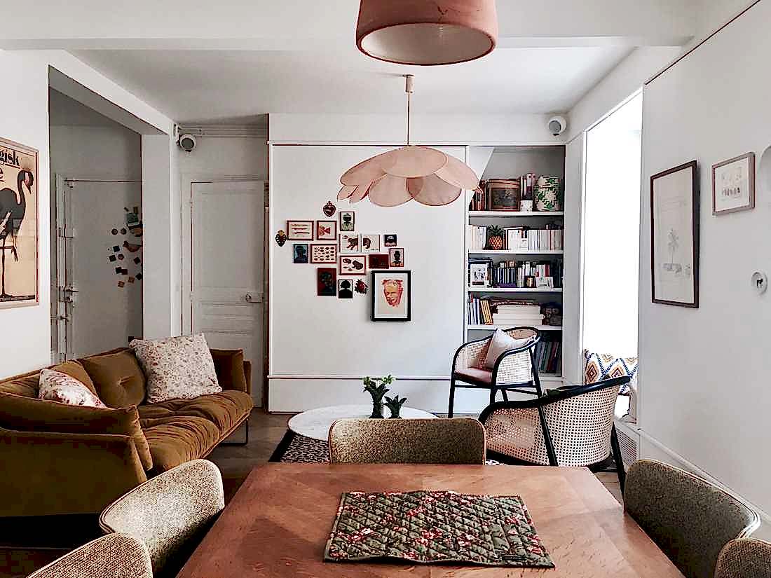 Vue de la décoration d'un appartement dans un style vieux rose