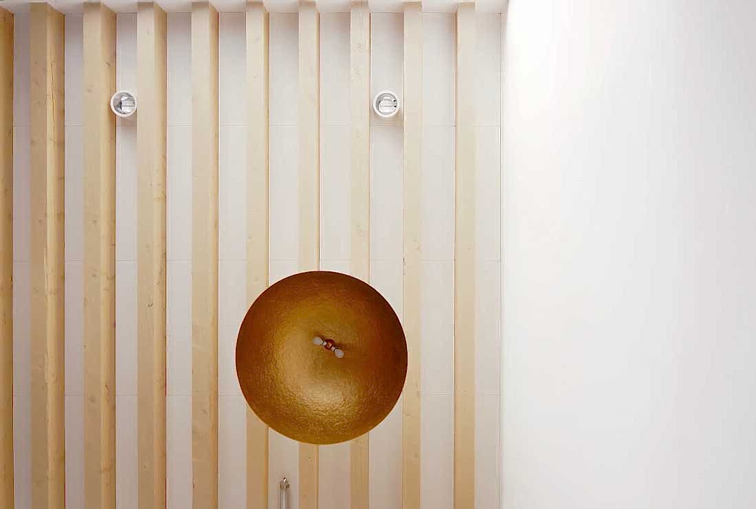 Décoration d'une école avec structure mixte bois et béton