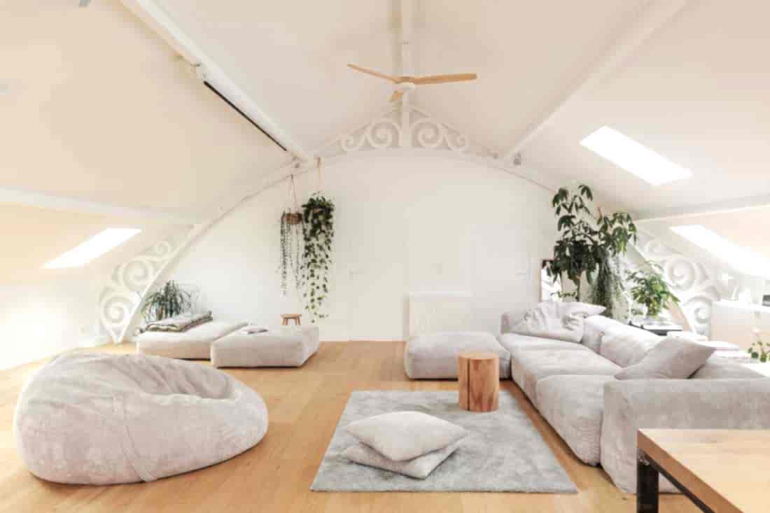 Aménagement d'un appartement parisien sous les toits de 140 m² -  le séjour avec canapé et poire