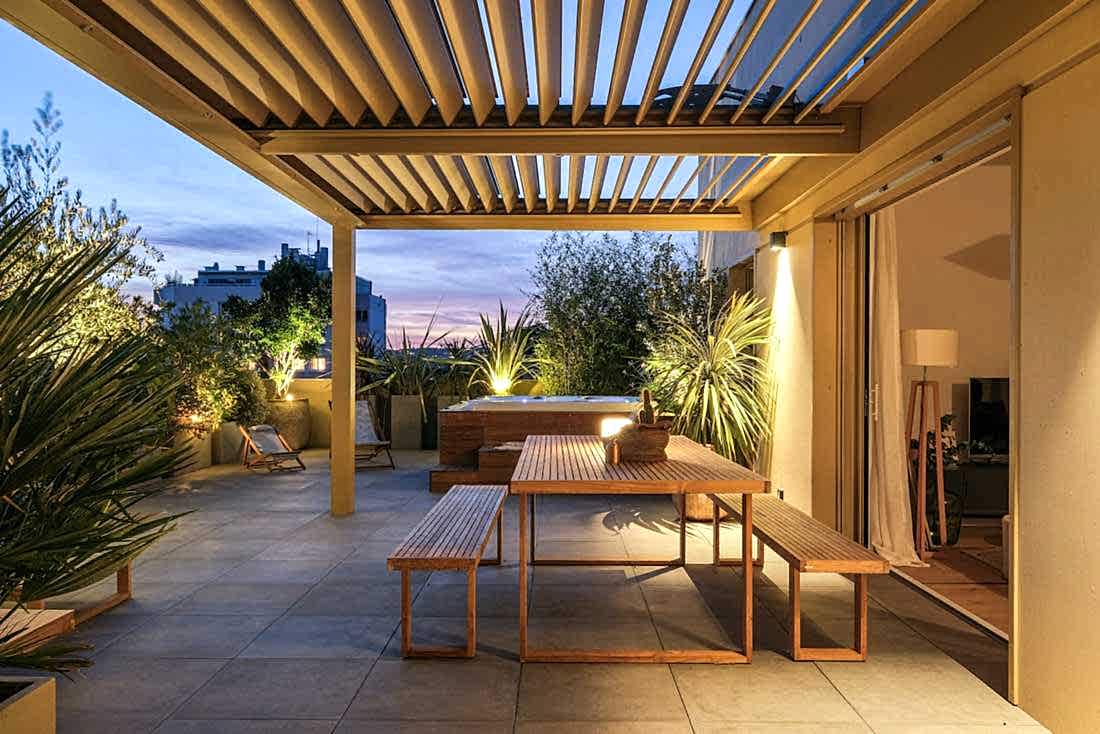 Terrasse bioclimatique avec pergola - espace repas vue de côté - vue nocturne