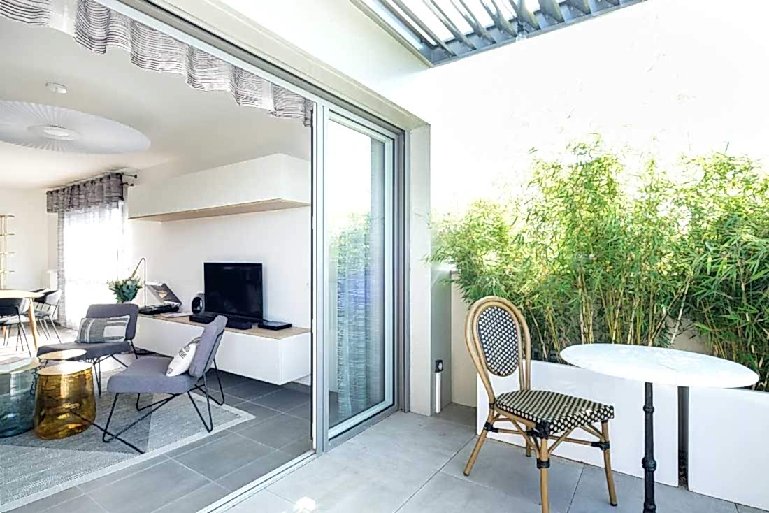 Terrasse dans la continuité de l'appartement à Paris