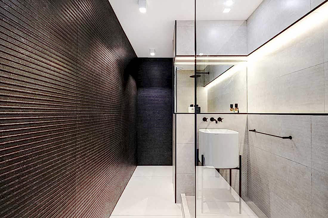 Salle de bain avec carrelage noir et blanc