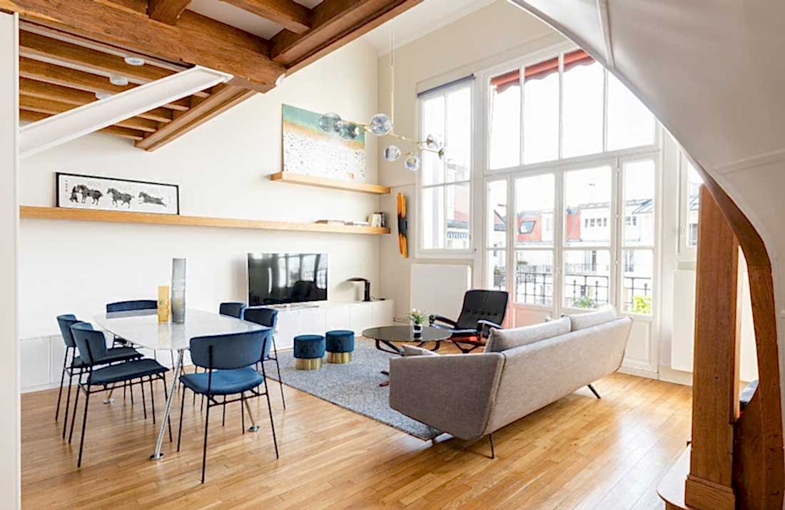 Rénovation d'un appartement atelier artiste - le séjour avec table et canapé