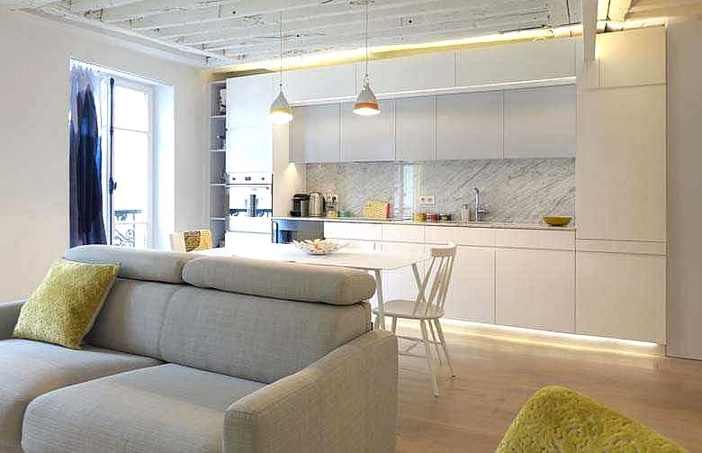 Aménagement d'une cusine ouverte qui accentue la luminosité d'un appartement sombre