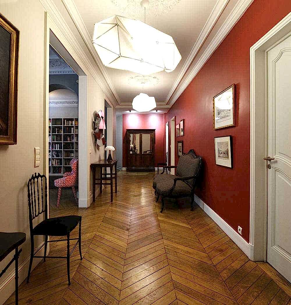 Décoration de l'entrée de l'appartement haussmannien