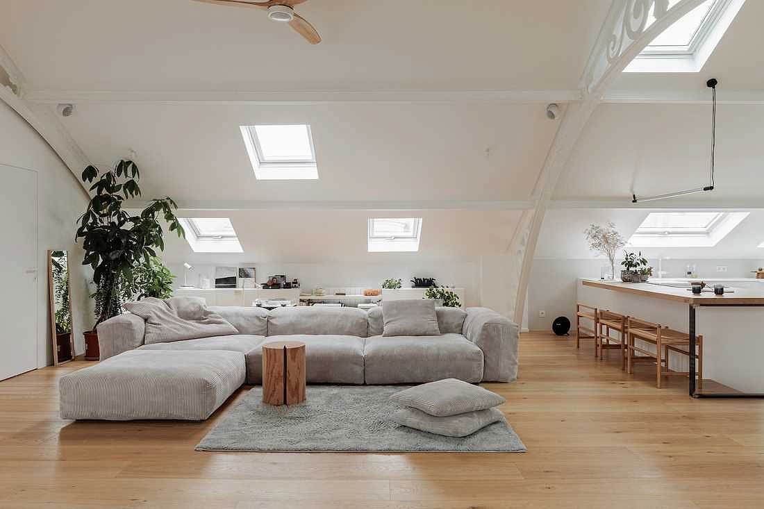 Aménagement d'un appartement parisien sous les toits de 140 m² -  le séjour sous les toits