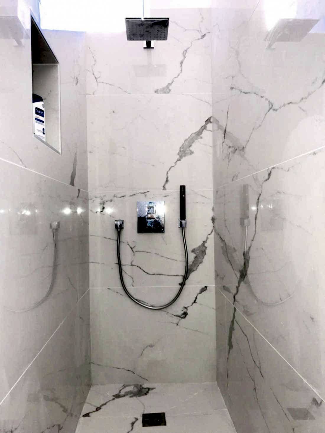 Cabine de douche dans la salle de bain rénovée