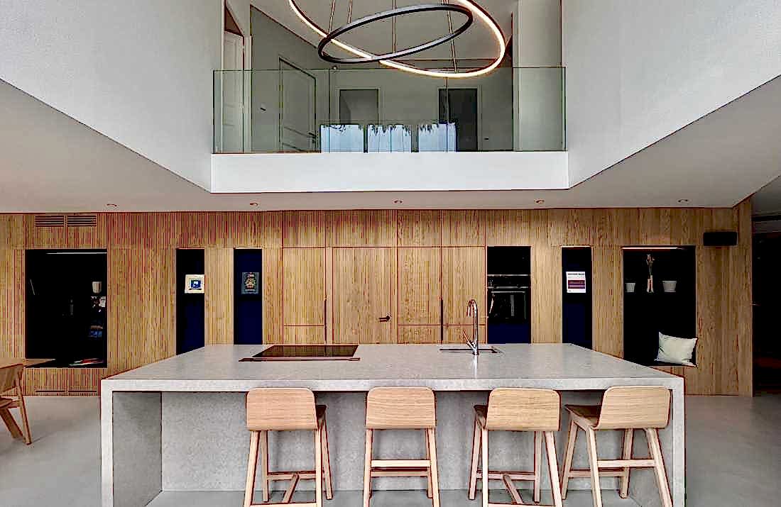 Réhabilitation d'une villa contemporaine - la cuisine avec table centrale