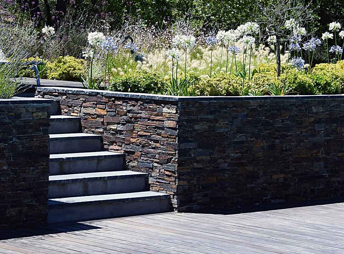 Escalier avec parement en pierre