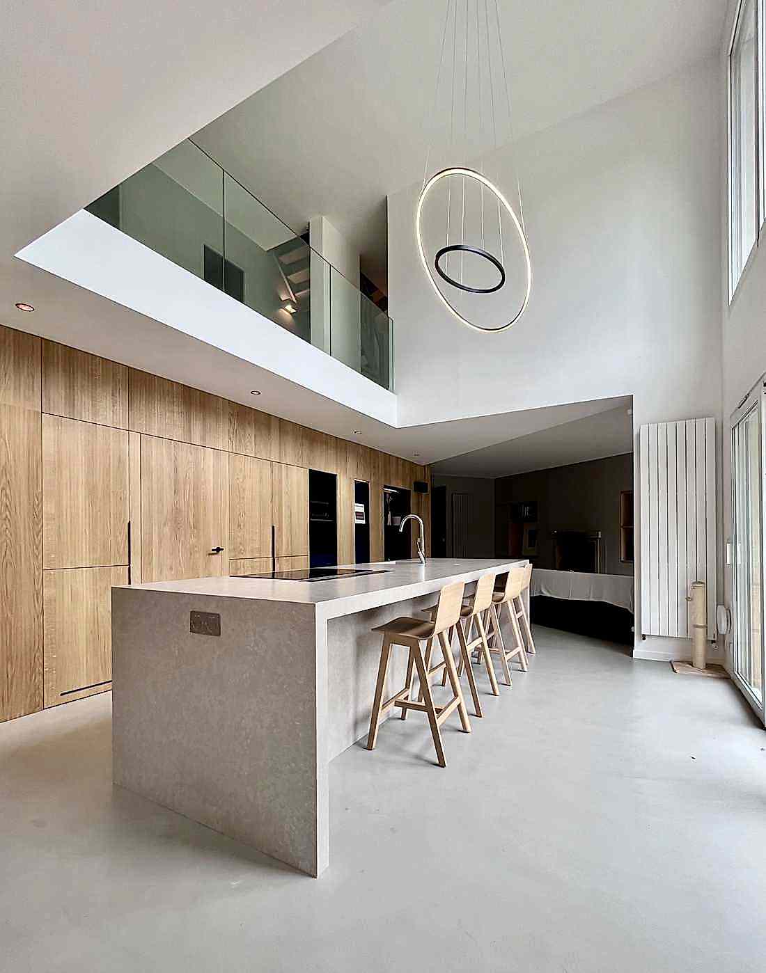Maison contemporaine avec hauteur sous plafond aménagé par un architecte à Paris
