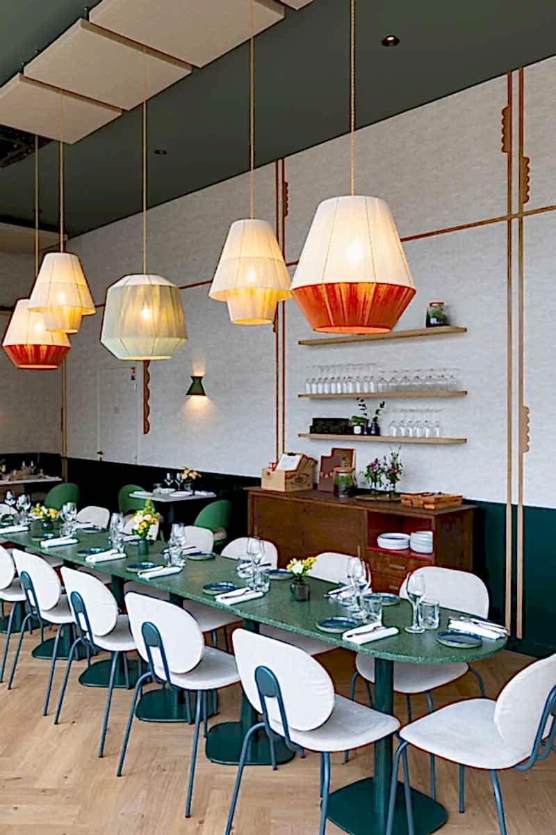 Architecture intérieur d'un restaurant eco-responsable - longue tablée