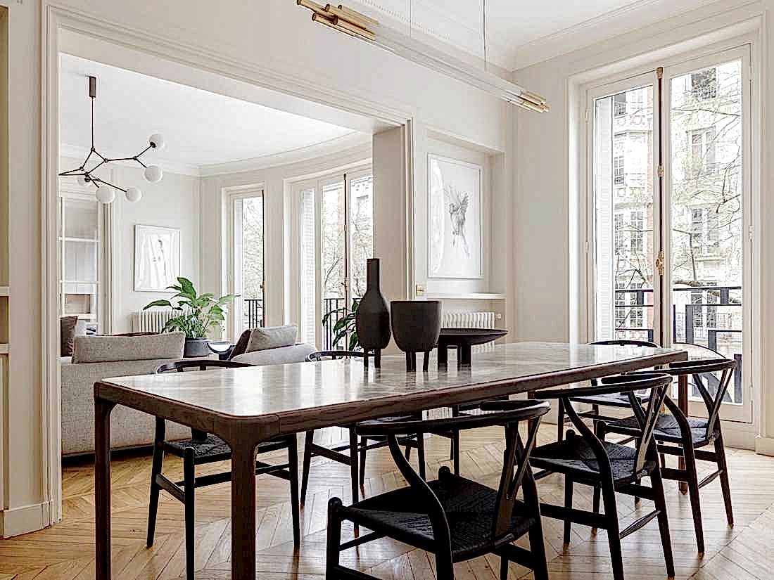 Rénovation complète appartement Art Déco - salle à manger avec chaises Carl Hansen & Søn