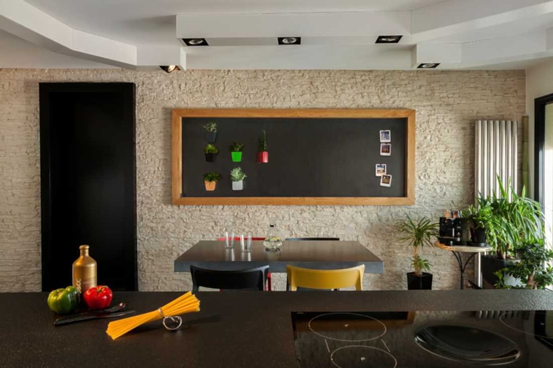 Coin repas dans la cuisine de l'appartement decloisonné