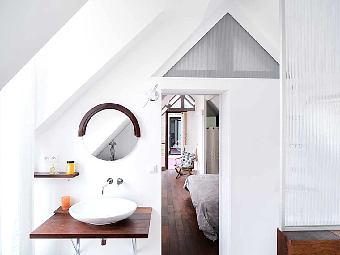 Salle de bain moderne avec lucarne aménagée par un architecte d'intérieur