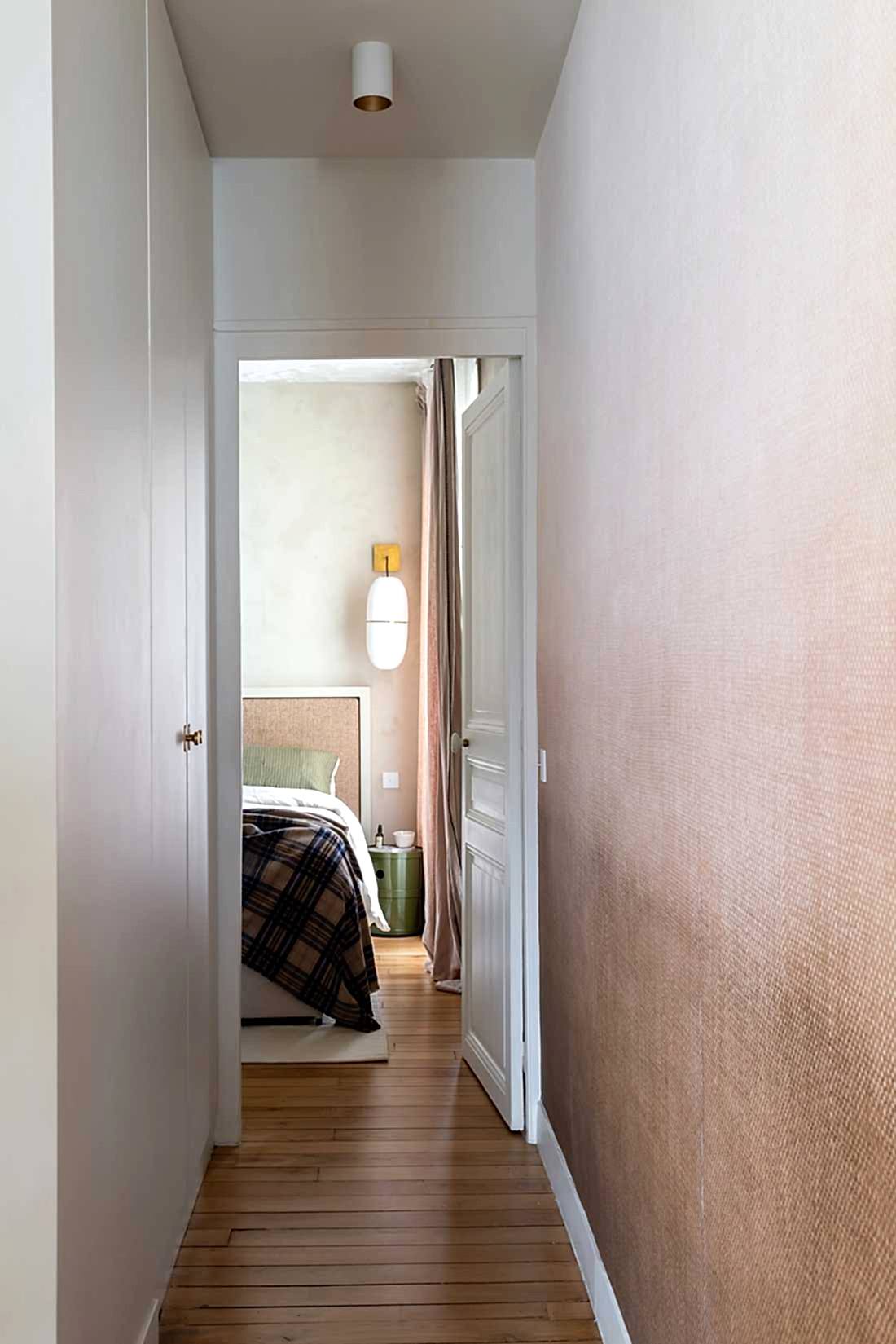 Couloir qui mène vers la chambre parentale