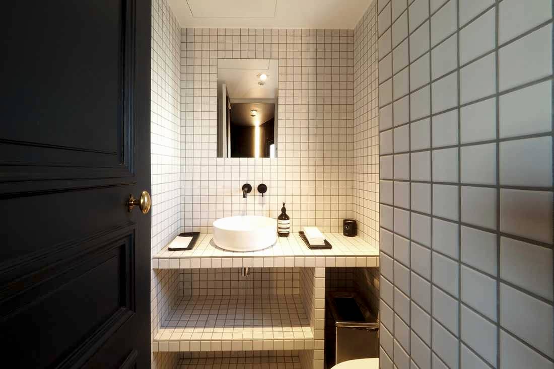 Toilettes dans des bureaux aménagés