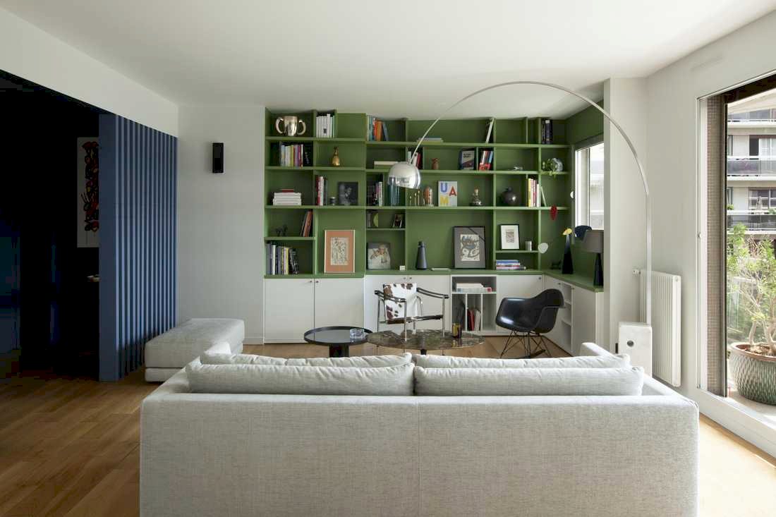 Bibliothèque vert olive dans une rénovation d'appartement