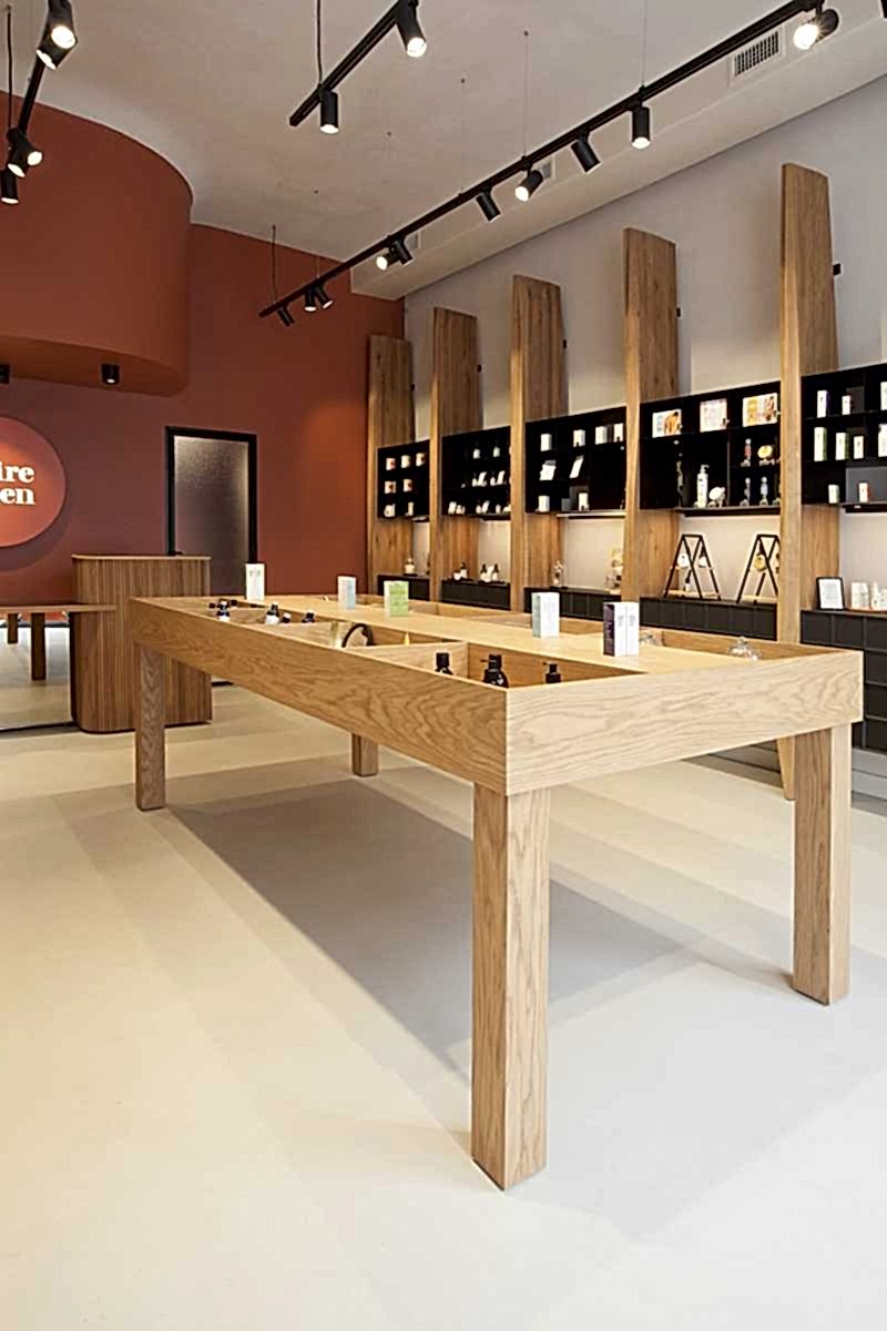 Création d'un concept store beauté et bien-être -  présentoir central exposant les produits