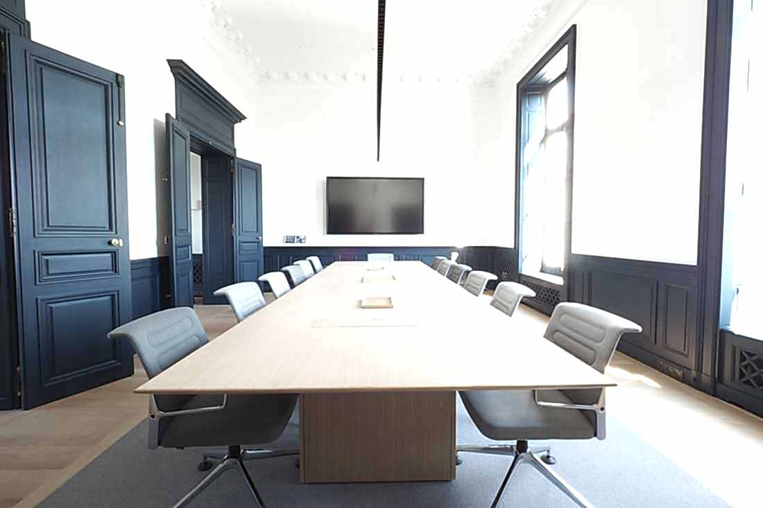 Vue d'une salle de réunion rénovée par un architecte