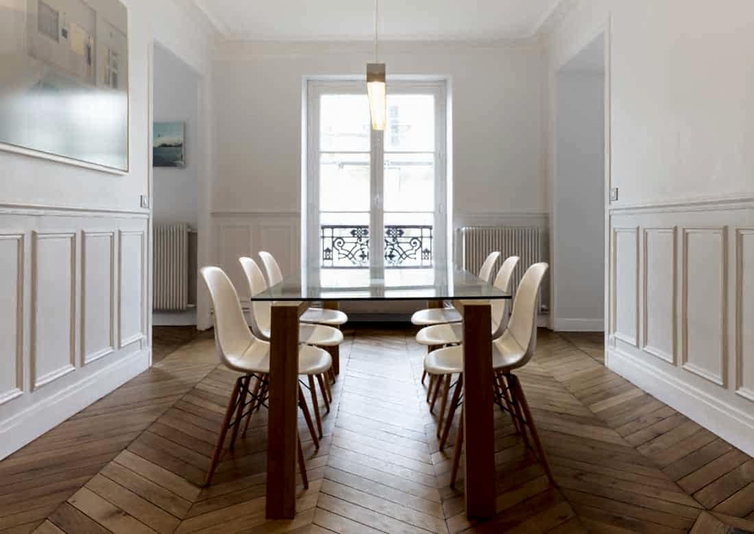 Salle à manger d'un appartement haussmannien rénové en région parisienne