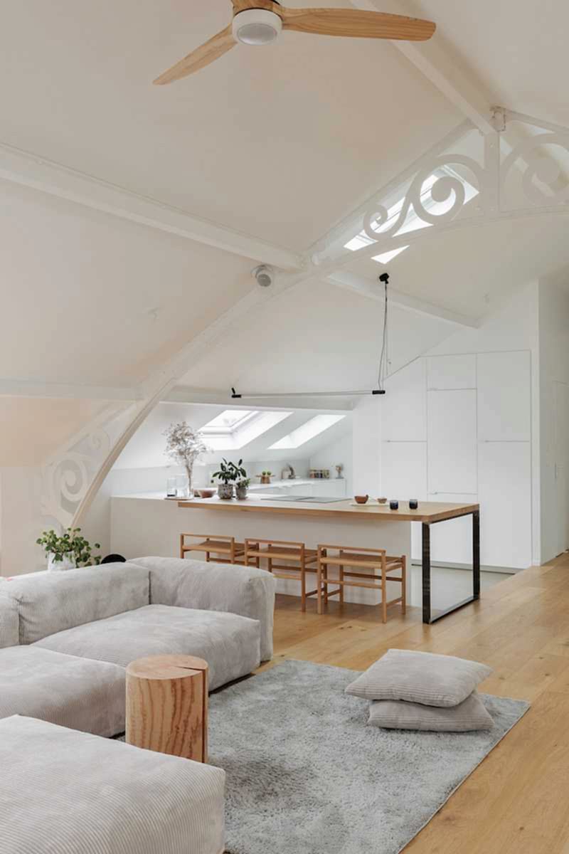 Aménagement d'un appartement parisien sous les toits de 140 m² -  cuisine depuis le séjour