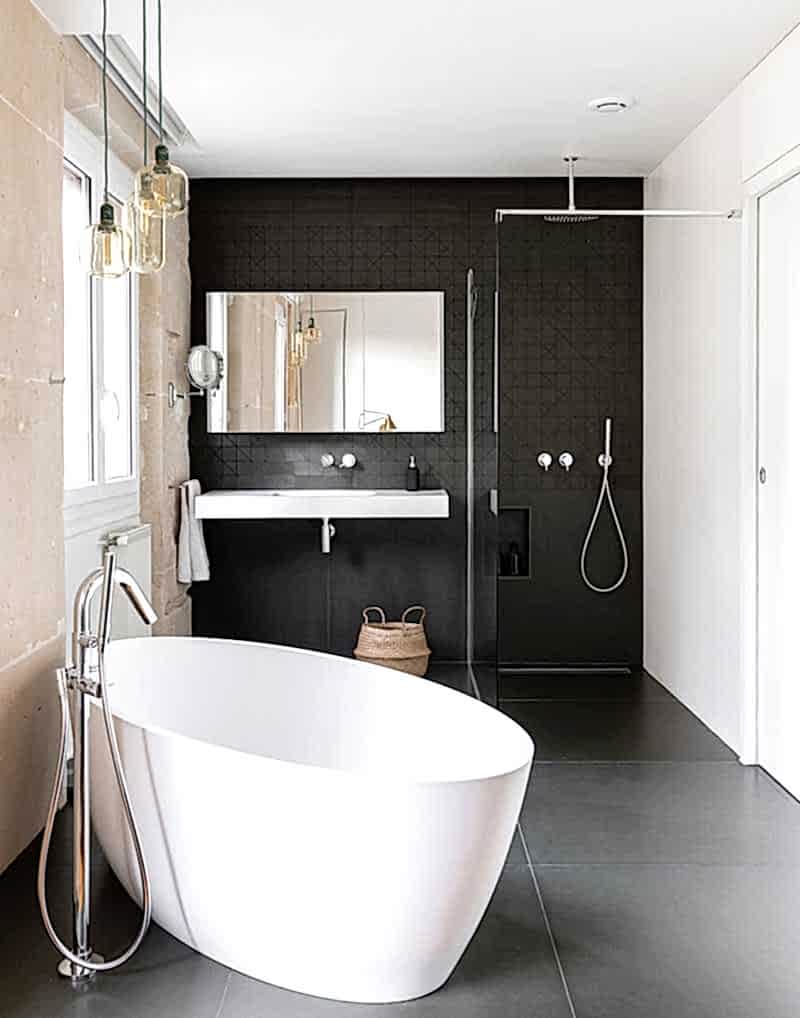 Transformation appartement haussmannien en openspace - baignoire dans la salle d'eau