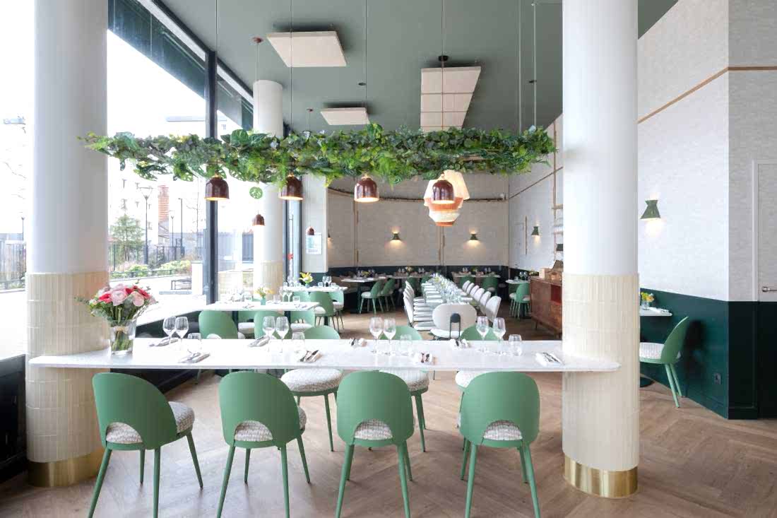 Architecture intérieur d'un restaurant eco-responsable - table entre 2 colonnes avec vue sur la salle