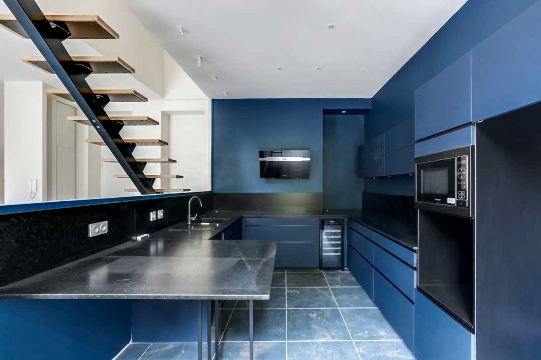 Transformation villa 1930 - cuisine bleue au RDC - plan de travail