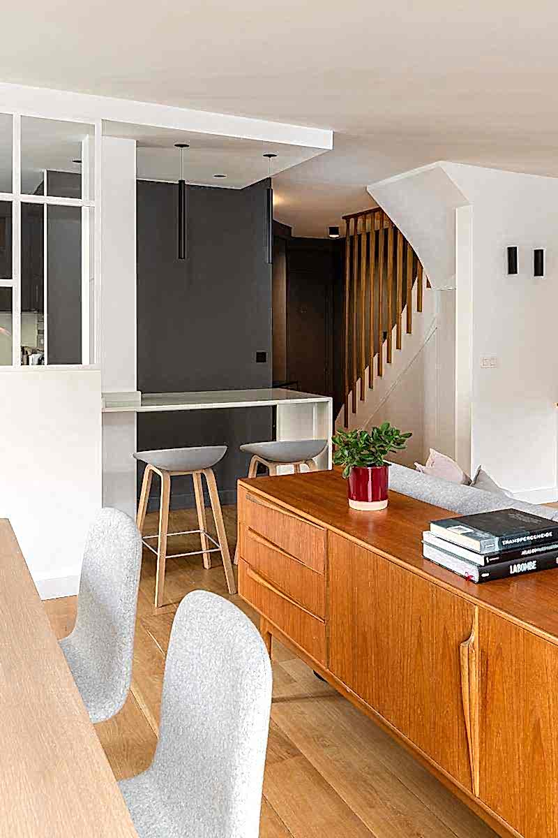 Rénovation intérieure d'un duplex de 78m² - vue sur l'escalier depuis le séjour