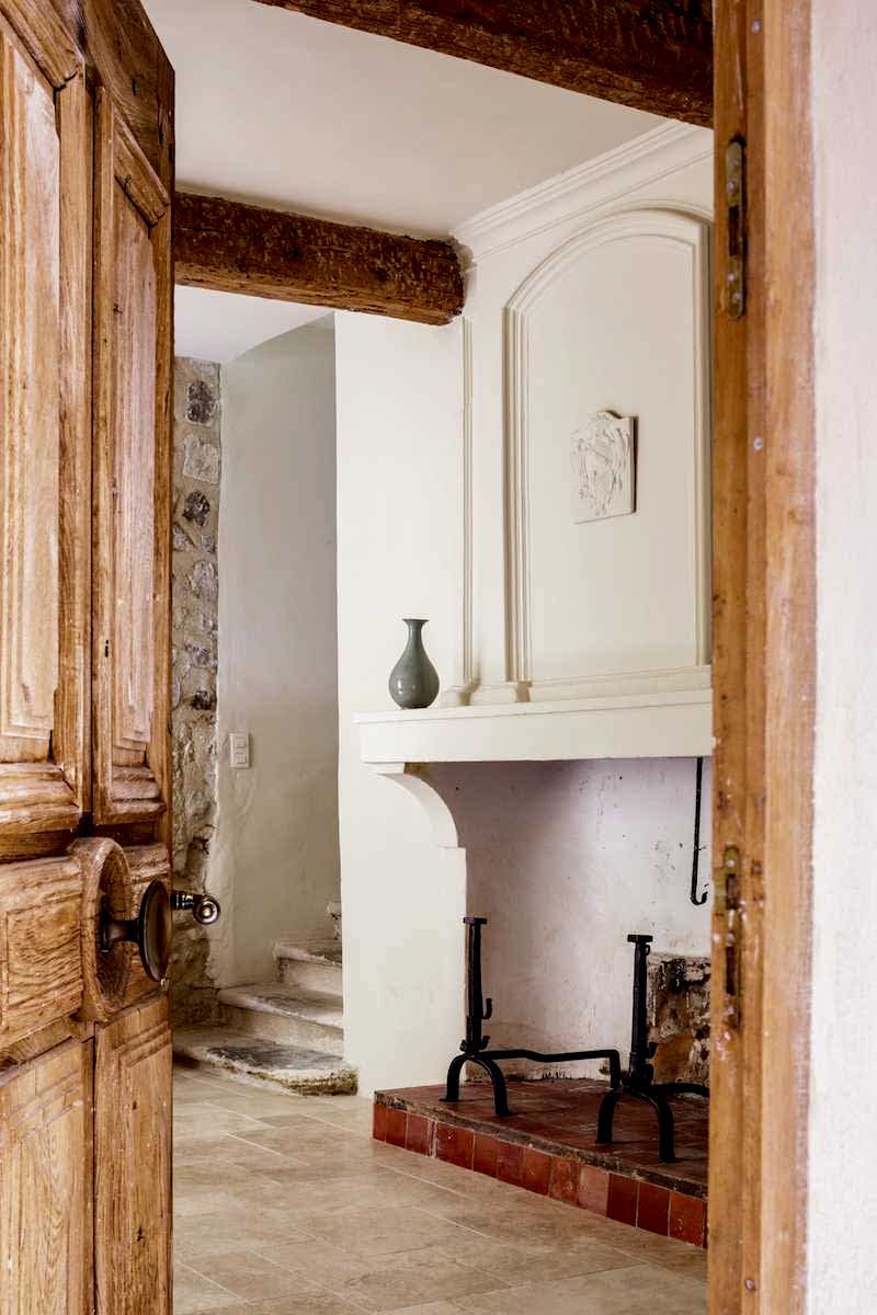 Rénovation intérieure d'une villa provençale - cheminée dans le salon