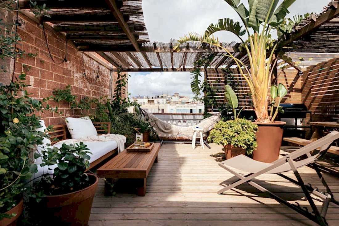 Aménagement d'un toit-terrasse en bois - coin terrasse ombragée