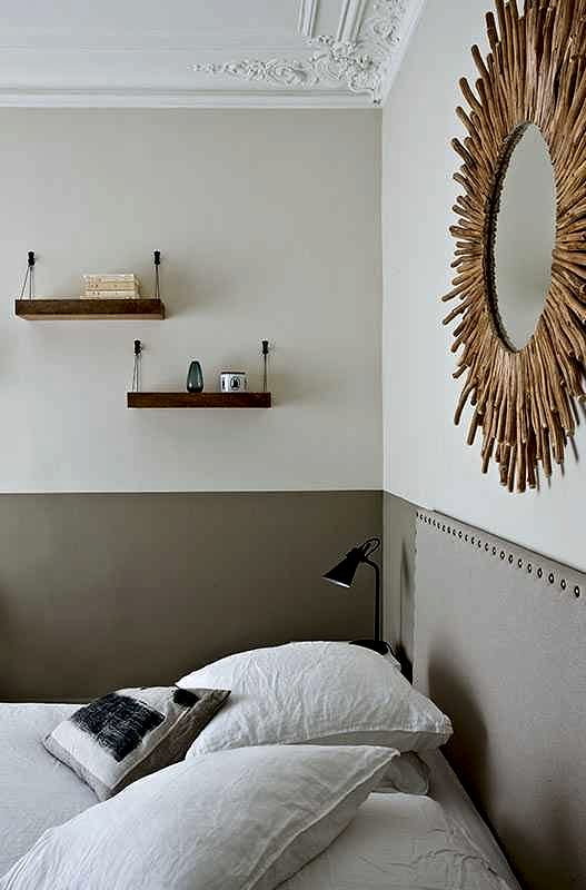 Rénovation d'un appartement haussmannien - la chambre avec moulures au plafond