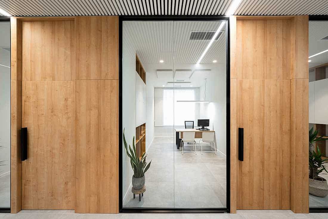 Portes en bois de bureaux aménagés