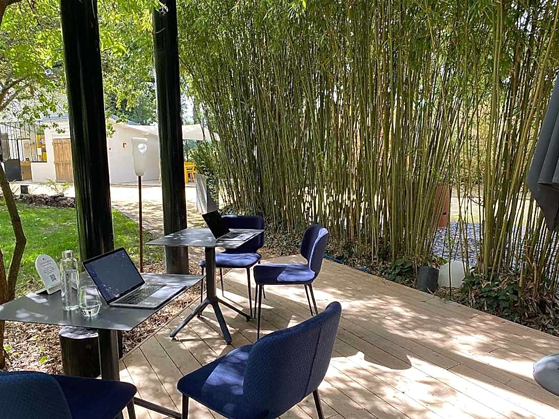 Aménagement d'un hôtel 4 étoiles ecolodge - terrasse avec tables