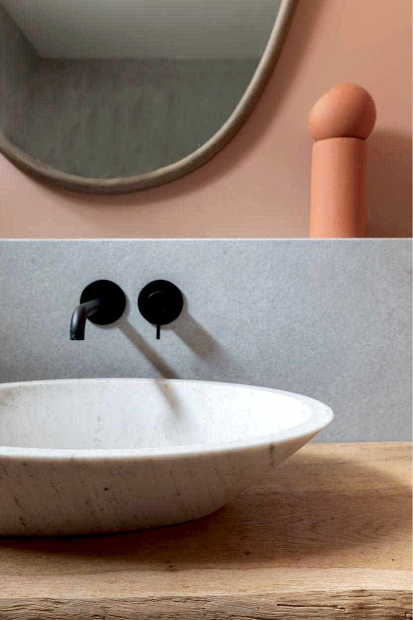 Détail d'un lavabo en marbre de style contemporain