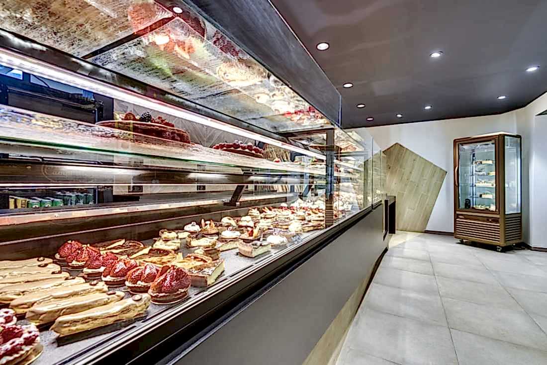 Présentoire de patisserie dans une boulangerie après rénovation