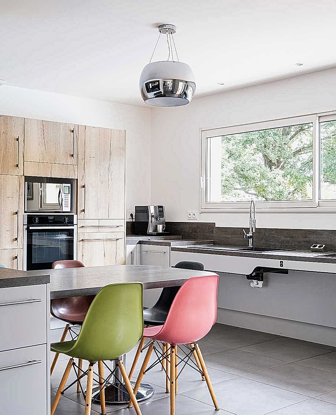 Un architecte d'intérieur à Paris aménage une cuisine accessible aux personnes à mobilité réduite PMR)