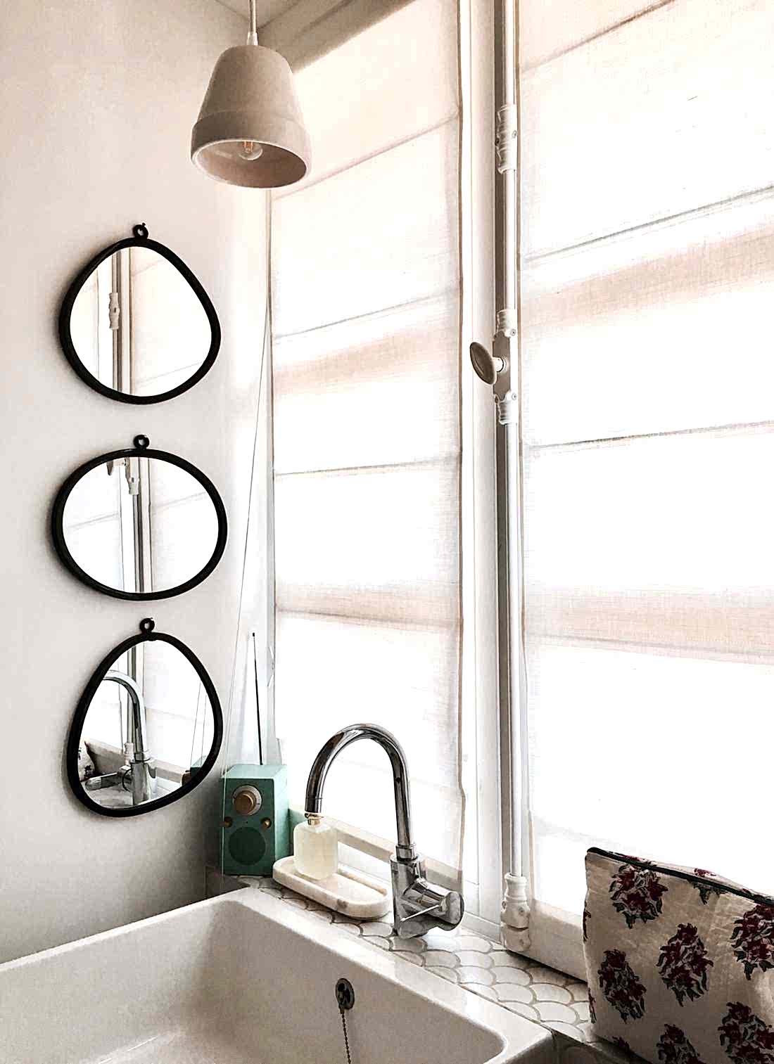Miroirs dans une salle de bains après travaux de rénovation