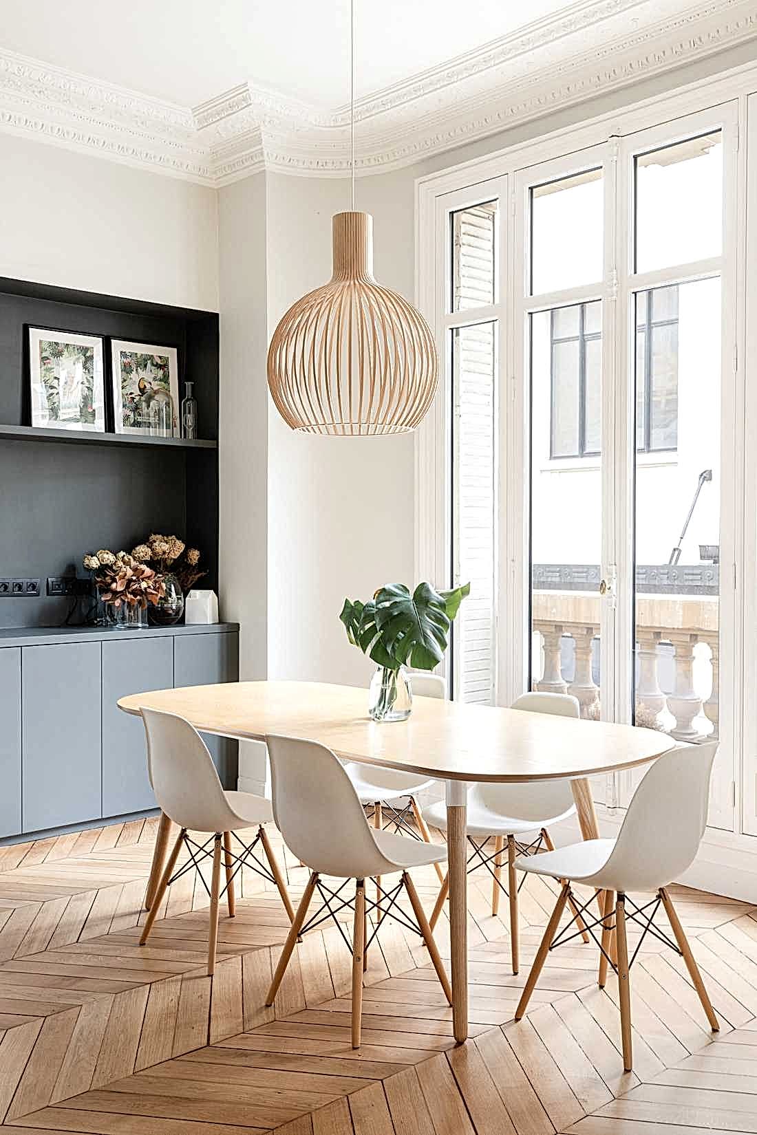 Coin repas dans une cuisine ouverte conçue par un architecte d'intérieur