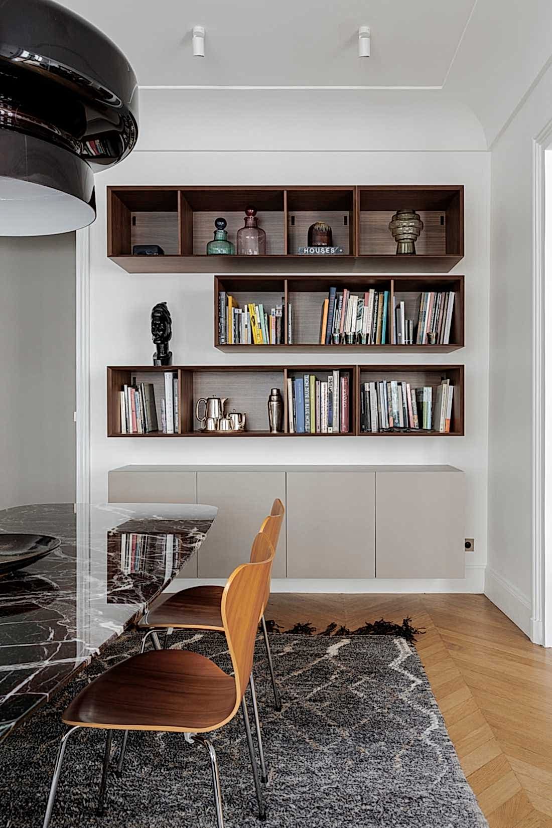 Restructuration d'un appartement haussmannien - bibliothèque dans le séjour
