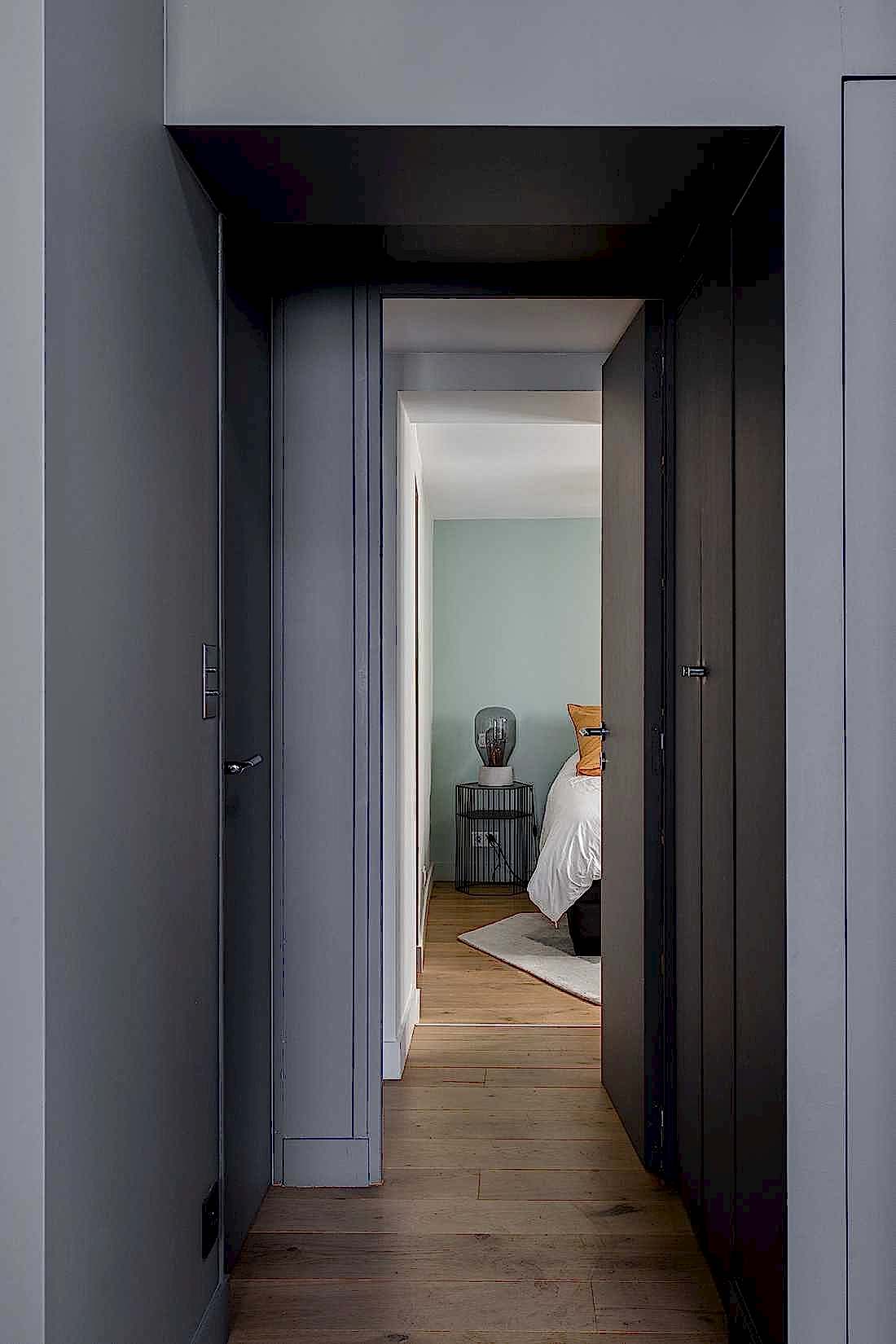 Couloir de l'appartement qui mène vers la chambre