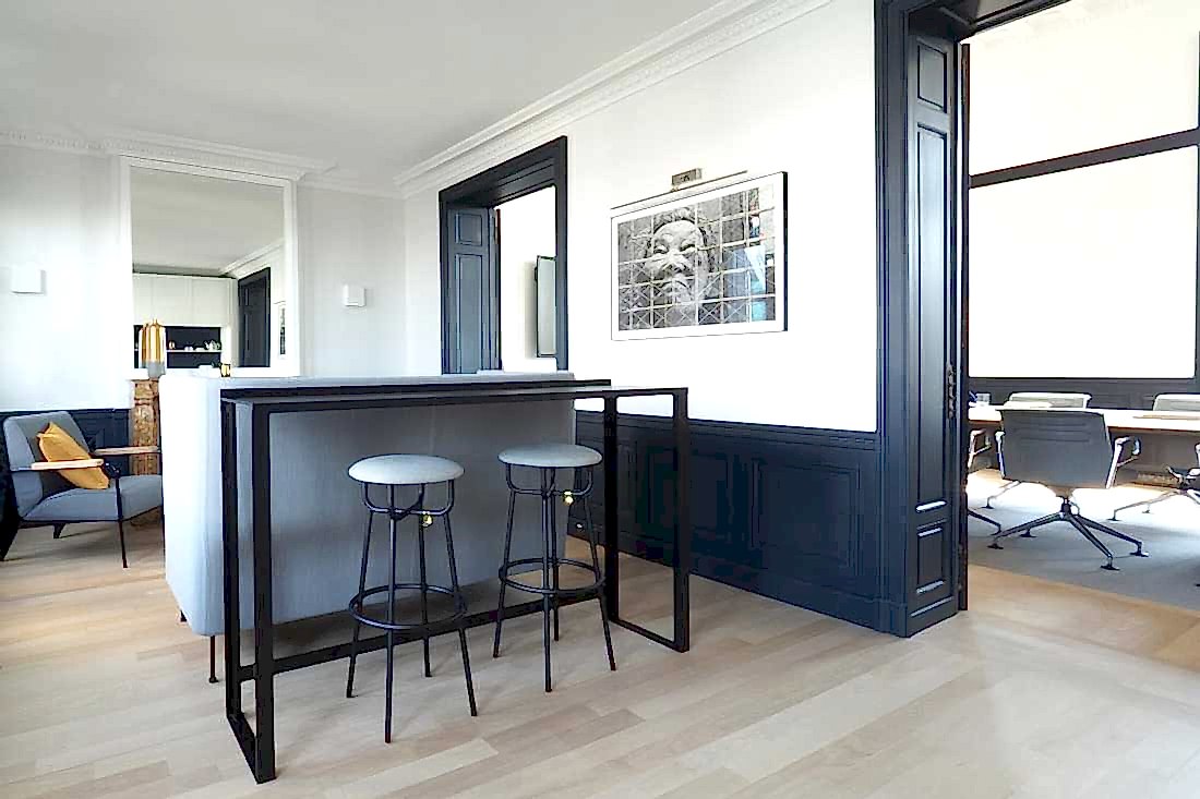 Salon d'accueil dans des bureaux rénovés