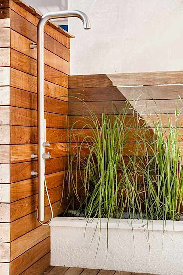 Aménagement d'une terrasse en bois - esprit méditérranéen - douche extérieure