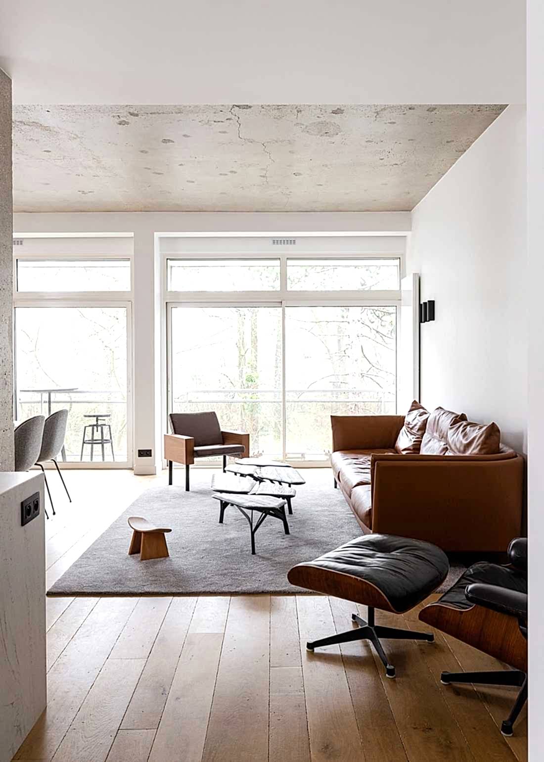 Vue d'un salon avec un plafond en béton
