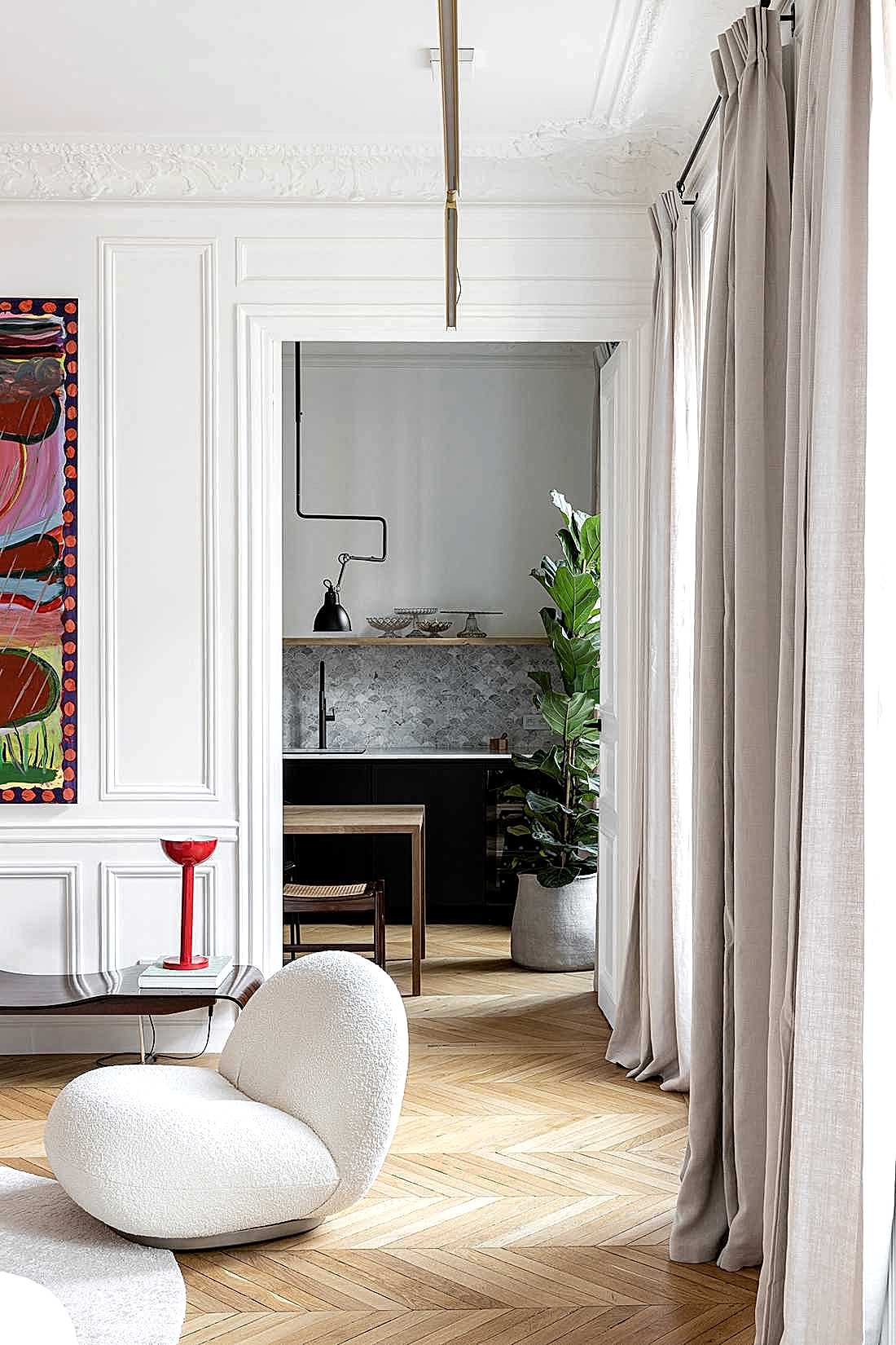Accès à la cuisine d'un appartement familial haussmannien