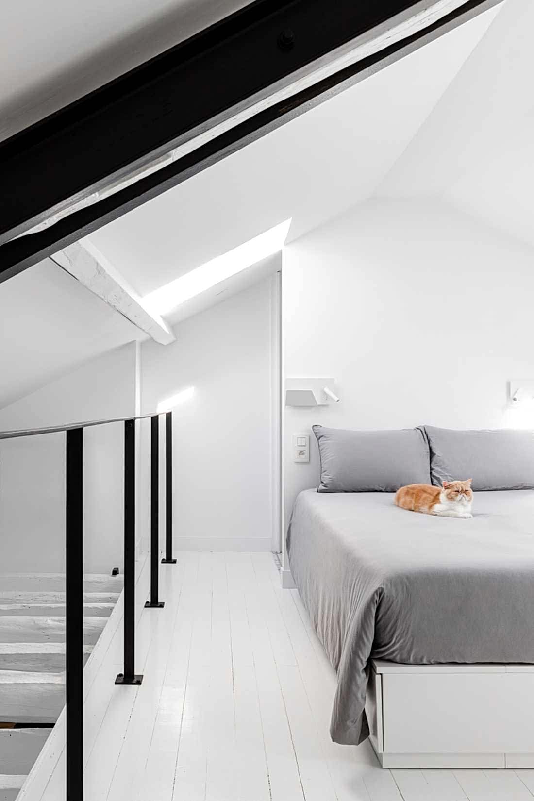 Chambre parentale dans un appartement en duplex