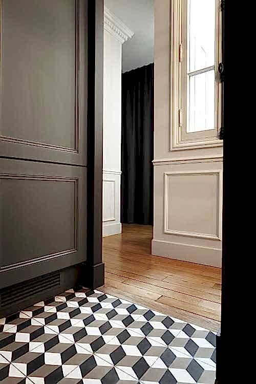 Carrelage moderne installé dans un appartement haussmannien par un architecte d'intérieur à Paris