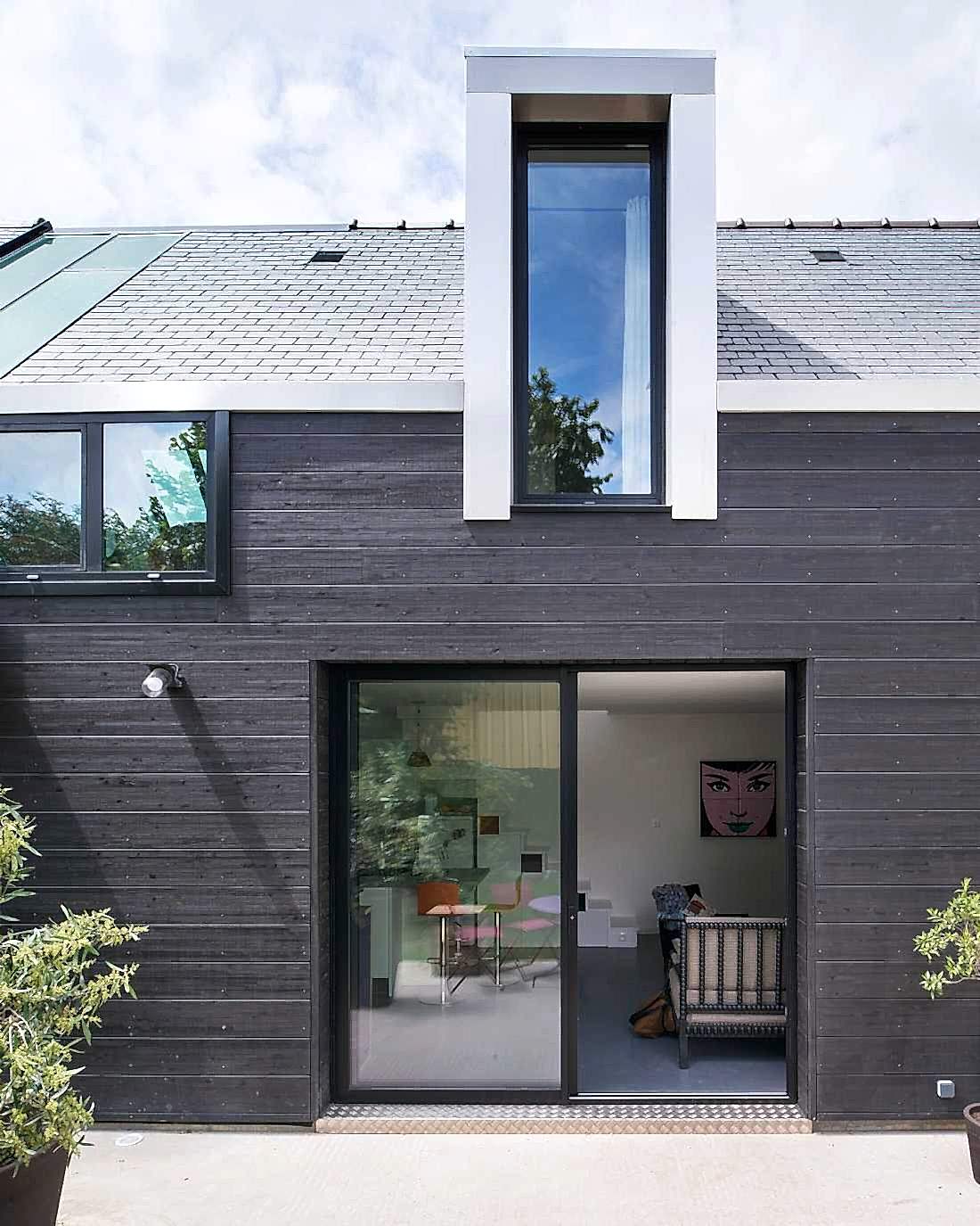 Extension avec bardage bois anthracite conçu par un architecte en Ile de France