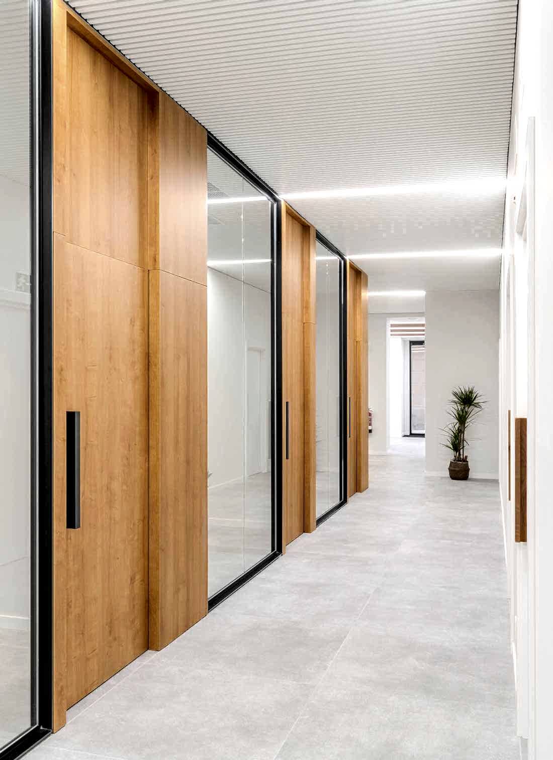 Couloir dans des bureaux aménages par un architecte